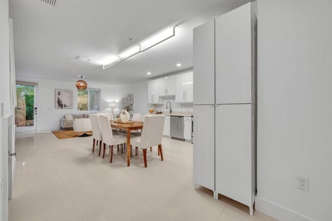 Entrada al garaje - 438 W Swoope Ave