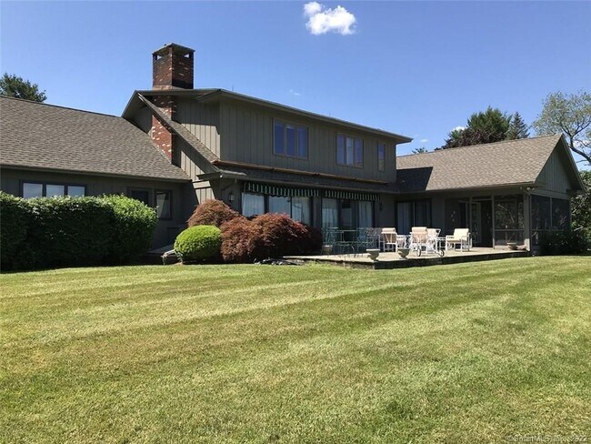 Foto del edificio - 107 Lime Rock Rd