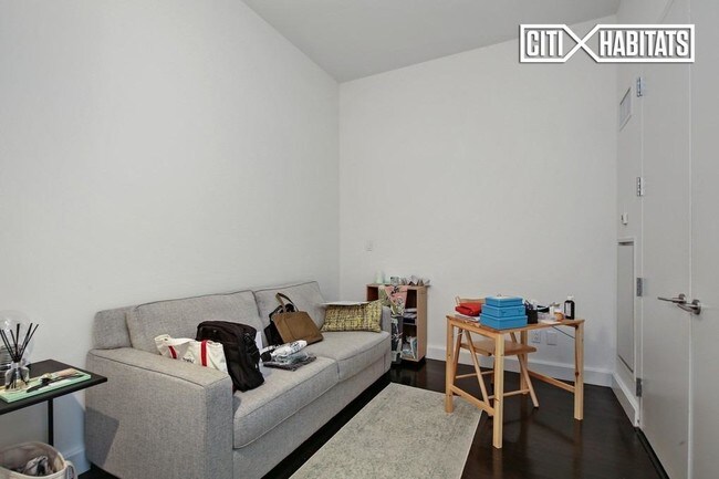 Building Photo - 420 W 25th St