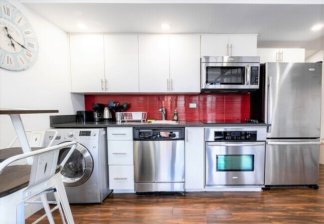 Building Photo - 809-6B  New 2BR Duplex With Private Patio