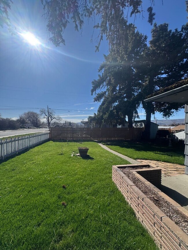 Building Photo - Pet-Friendly 2 Bedroom Rental with Spacious Living