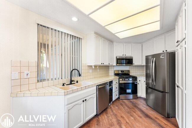 Foto del edificio - Beautiful Ground Level 2 Bedroom, 2 Bathro...