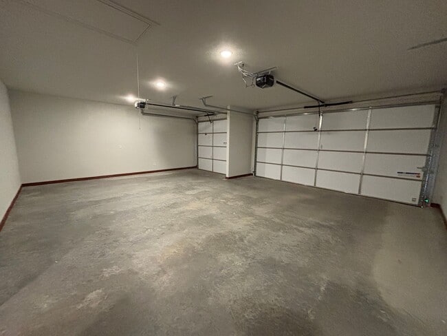 Building Photo - Cozy 4 Bedroom/2.5 Bath Home in a Wonderful Neighborhood