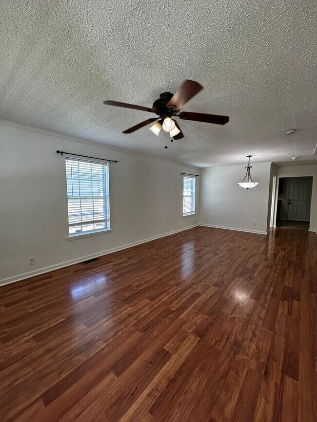 Foto del edificio - Downtown Living in a Charming Northshore N...