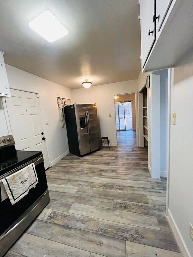 Building Photo - 3 Bed/ 2Bath 1600FT -- Single Family Home ...