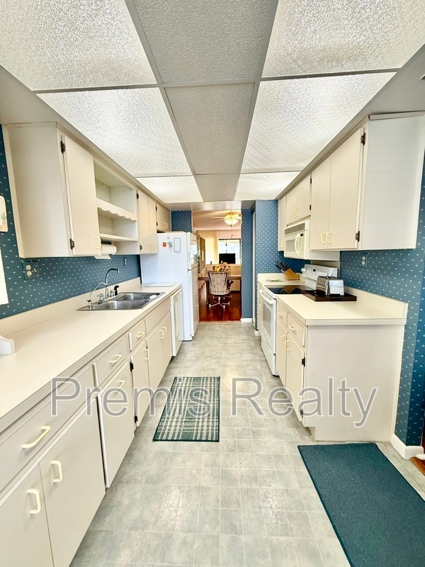 Building Photo - 2900 Cove Cay Dr