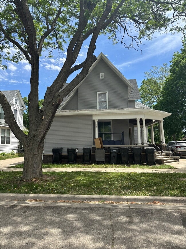 Building Photo - 747 Parker Ave