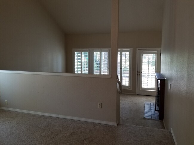 Foto del edificio - LAKE OSWEGO 2/2 READY FOR IMMEDIATE MOVE IN!  AC!