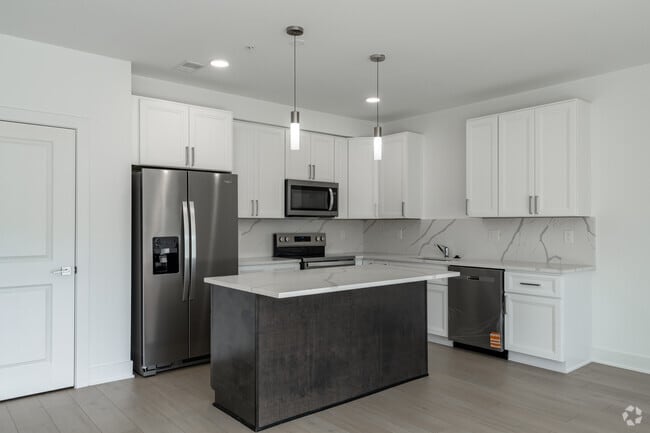 2BR, 2BA - 1,029SF - The Avalon - Kitchen - The Enclave