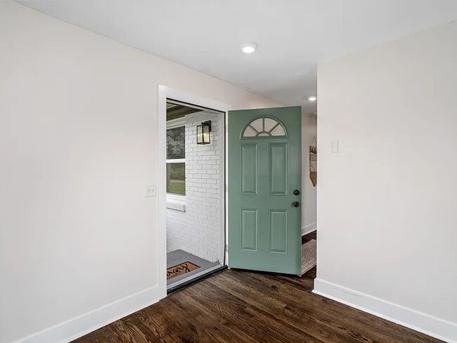 Foto del edificio - 2 Bedroom, 1 Bathroom Duplex Near Woodbine...