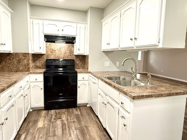 Building Photo - 3128 Cardinal Dr