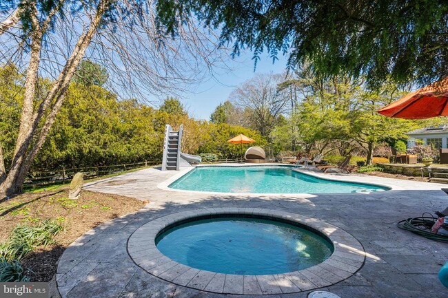 Building Photo - 423 Colebrook Ln