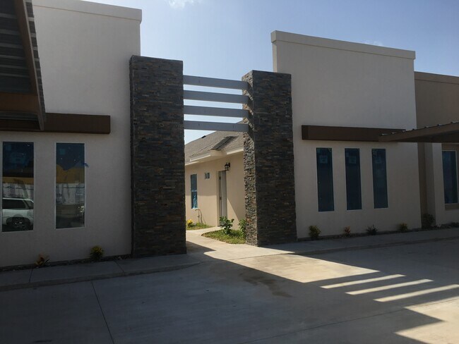 Building Photo - 1604 Deer Hills Apt 3