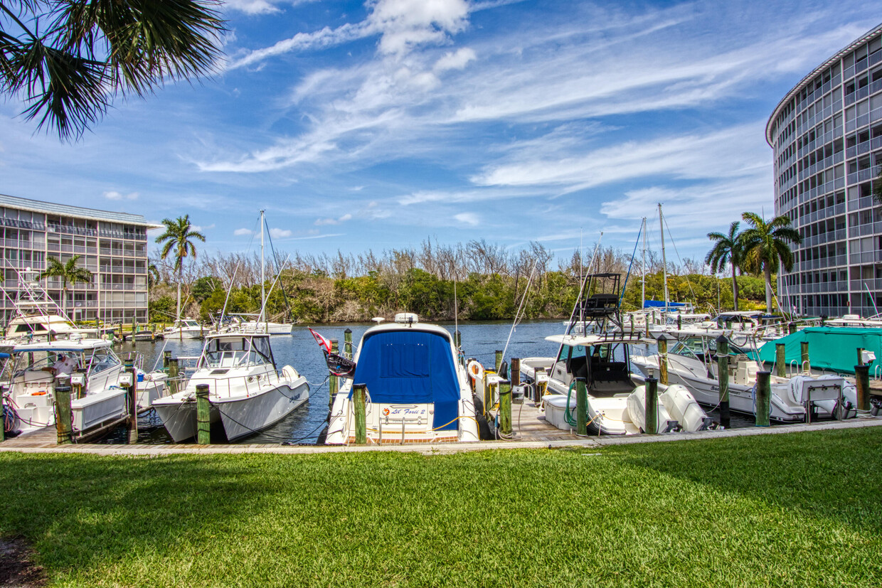 Foto principal - 1301 E Hillsboro Blvd