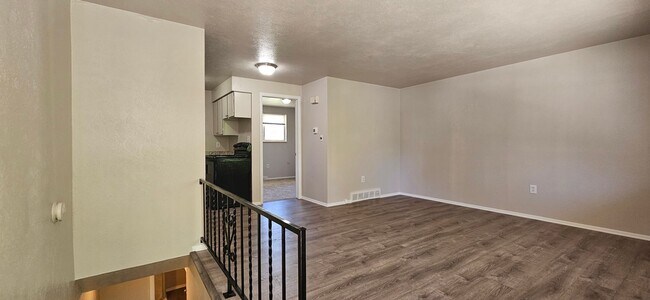 Foto del edificio - AVAILABLE NOW! Arvada 3 Bed 2 Bath Duplex New Paint New Flooring!