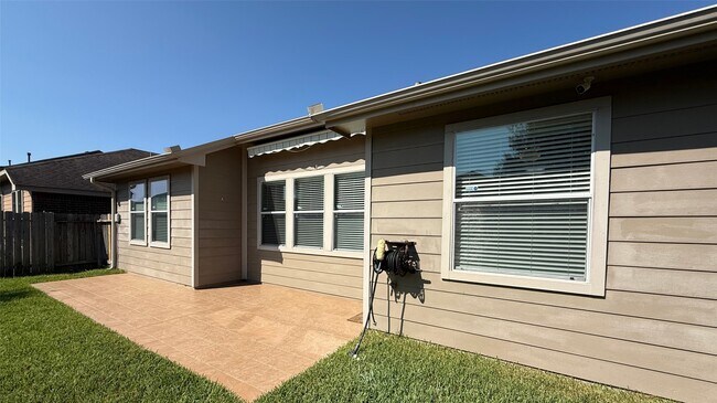 Foto del edificio - 15110 Sierra Ridge Dr