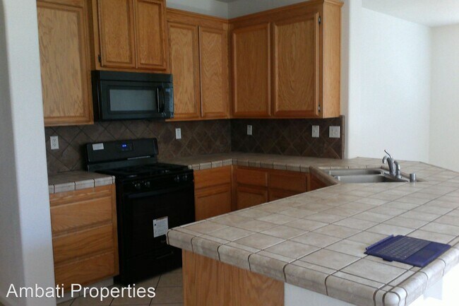 Building Photo - 4 br, 2 bath House - 5259 E. Kaviland Avenue