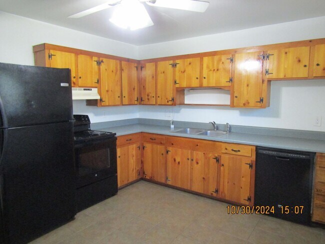 Building Photo - 3 BED / 1 BATH SINGLE FAMILY