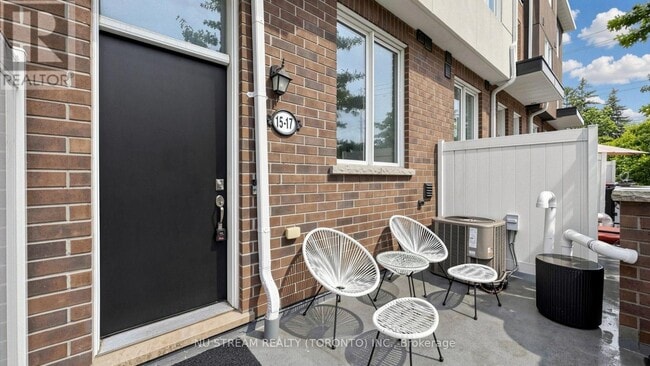 Building Photo - 15 Heron Park Pl