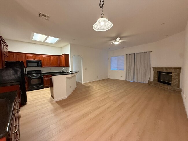 Building Photo - Delightfully Spacious Home!