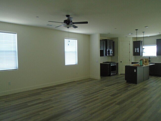 Foto del edificio - JUST REDUCED......NEW CONTRUCTION WITH SOL...