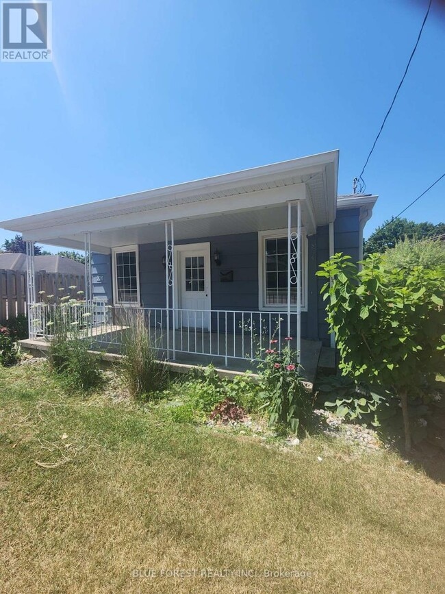 Building Photo - 206 Caradoc St S