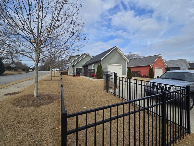 Building Photo - 691 Oglethorpe Ave