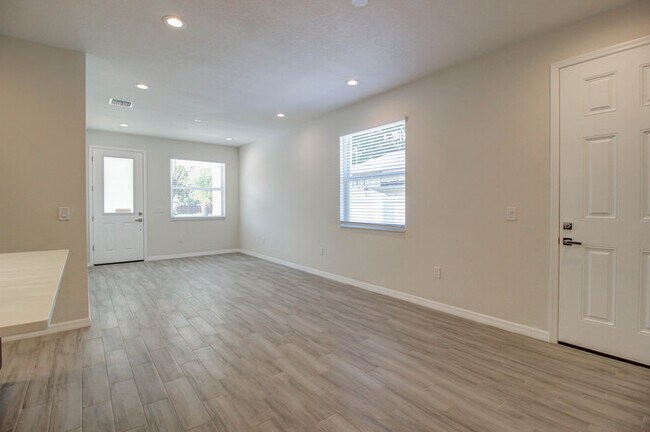 Building Photo - 4102 N Thatcher Ave