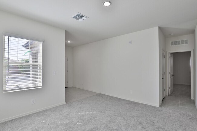 Foto del edificio - Beautiful, Spacious, and Newer Home, Solar...