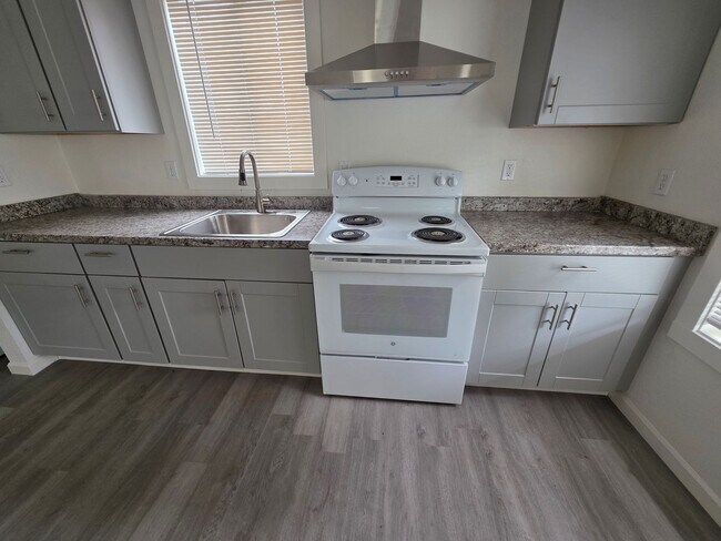 Foto del edificio - 2 bed 1 bath home close to town.