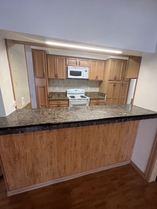 Kitchen - 5334 Lindley Ave