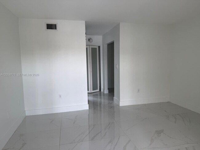 Foto del edificio - 10875 NW 7th St