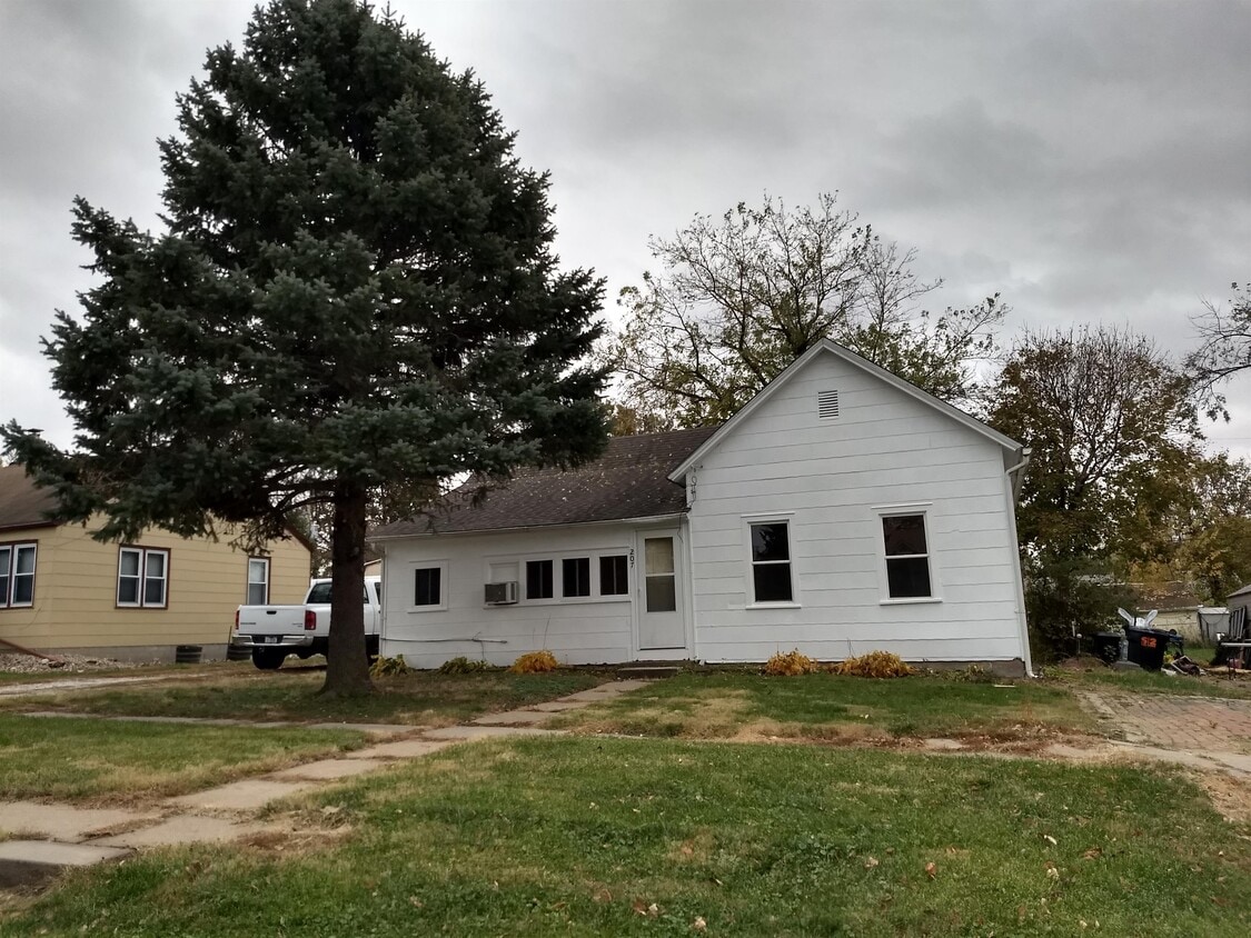 Primary Photo - 207 W Oak St