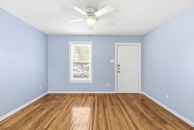 Building Photo - 2202 W Hermosa Dr