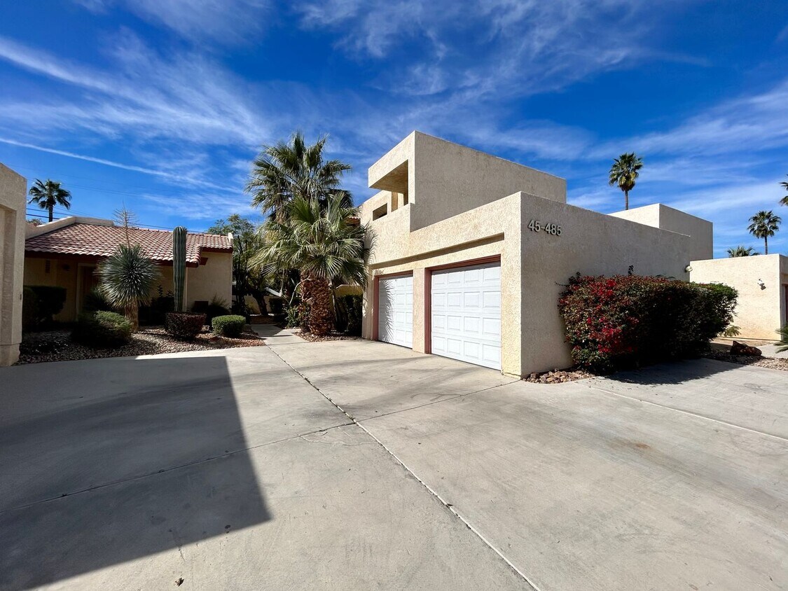 Foto del edificio - COMING SOON! 3 Bedroom 2 Bathroom Upper Level Apartment in Palm Desert!!