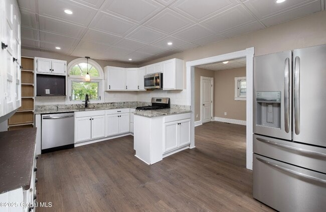 Kitchen - 185 Bay St