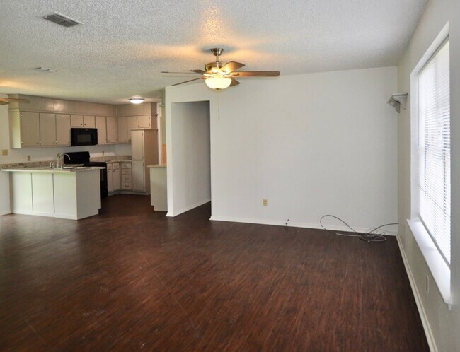 Building Photo - MOVE-IN SPECIAL! 50% Off 1st Month's Rent ...