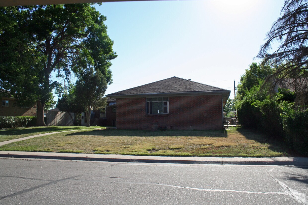 Primary Photo - 3265-3271 Krameria St