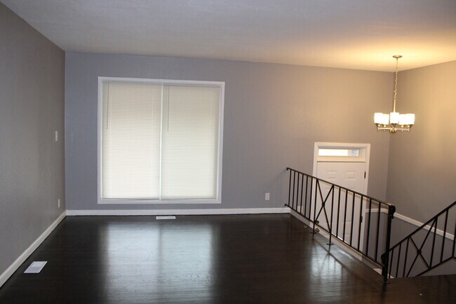 Foto del edificio - Spacious 4-bedroom, 1.5-bath home located ...