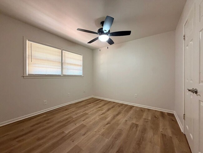 Foto del edificio - 1329 Watts Rd