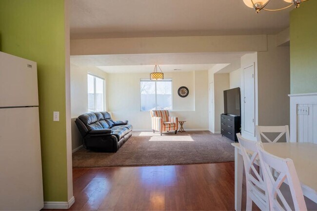 Foto del edificio - 1912 Oregon Ave