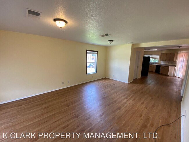 Building Photo - 4 br, 2.5 bath House - 111 MCLENNAN OAK
