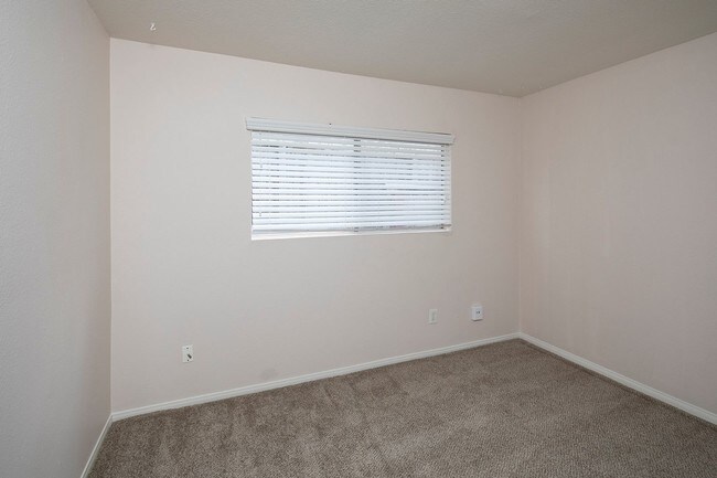 Foto del edificio - Large 2BR in Pacific Beach w/ a Fireplace and 2 Parking Spaces!