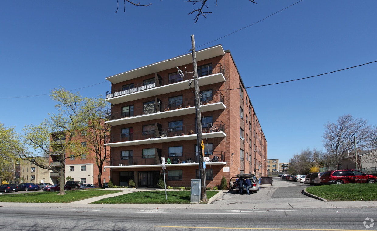 Primary Photo - 1090 Roselawn Ave