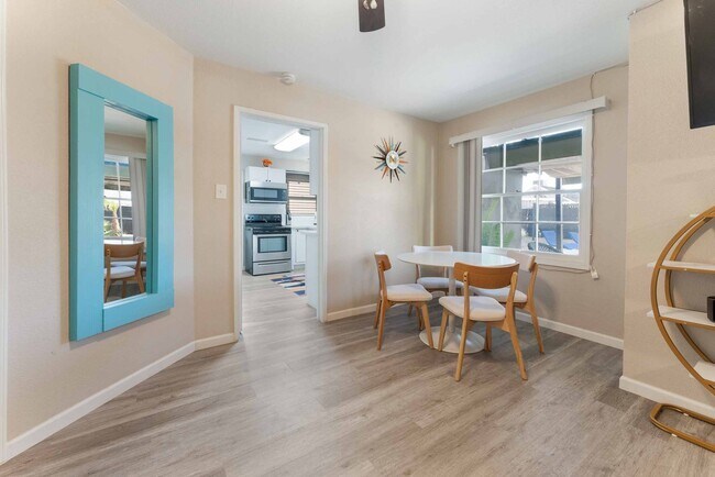 Building Photo - Furnished Luxury Downtown Las Vegas Oasis!