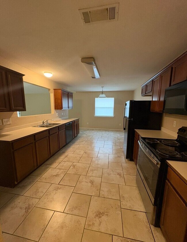 Foto del edificio - AVAILABLE NOW!!