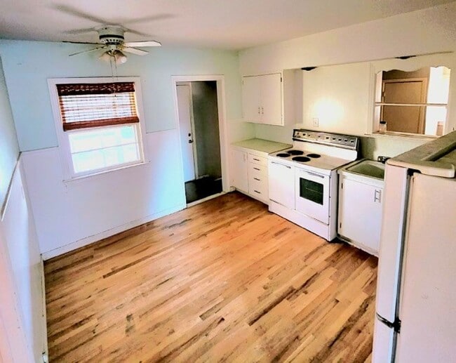 Building Photo - Charming house