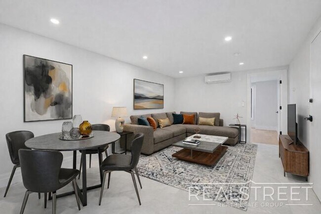 Foto del edificio - Stunning Spacious 2 Bed Garden Apt!