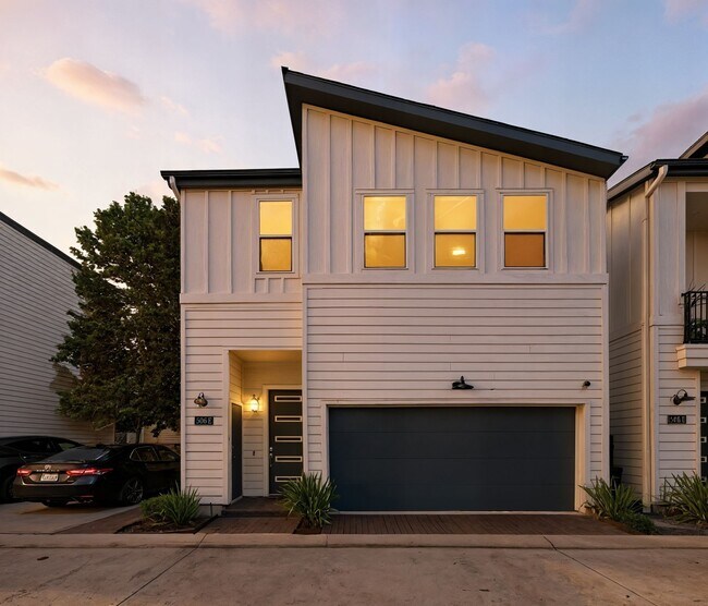 Building Photo - 506 W Donovan St