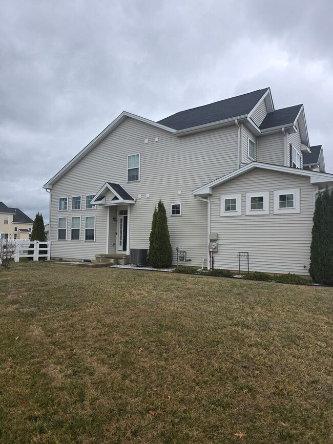 Building Photo - HYETTS CROSSING TWINHOME